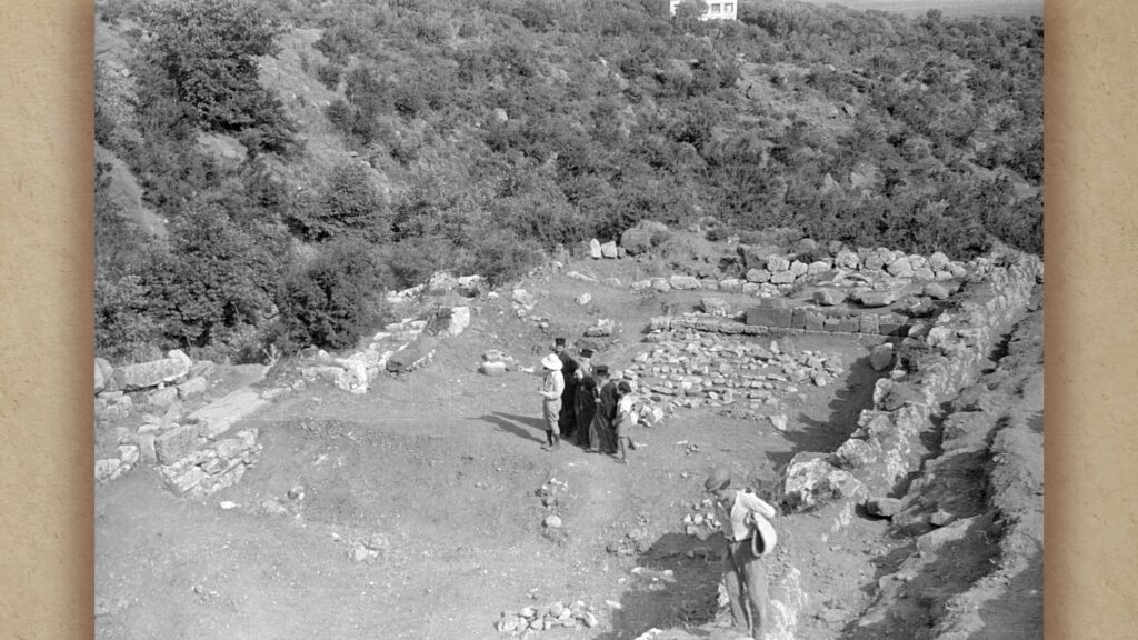 1948: "Ιεροί" επισκέπτες στο Ἀνάκτορον (πρώιμη Αυτοκρατορική περίοδος) από ΝΑ.